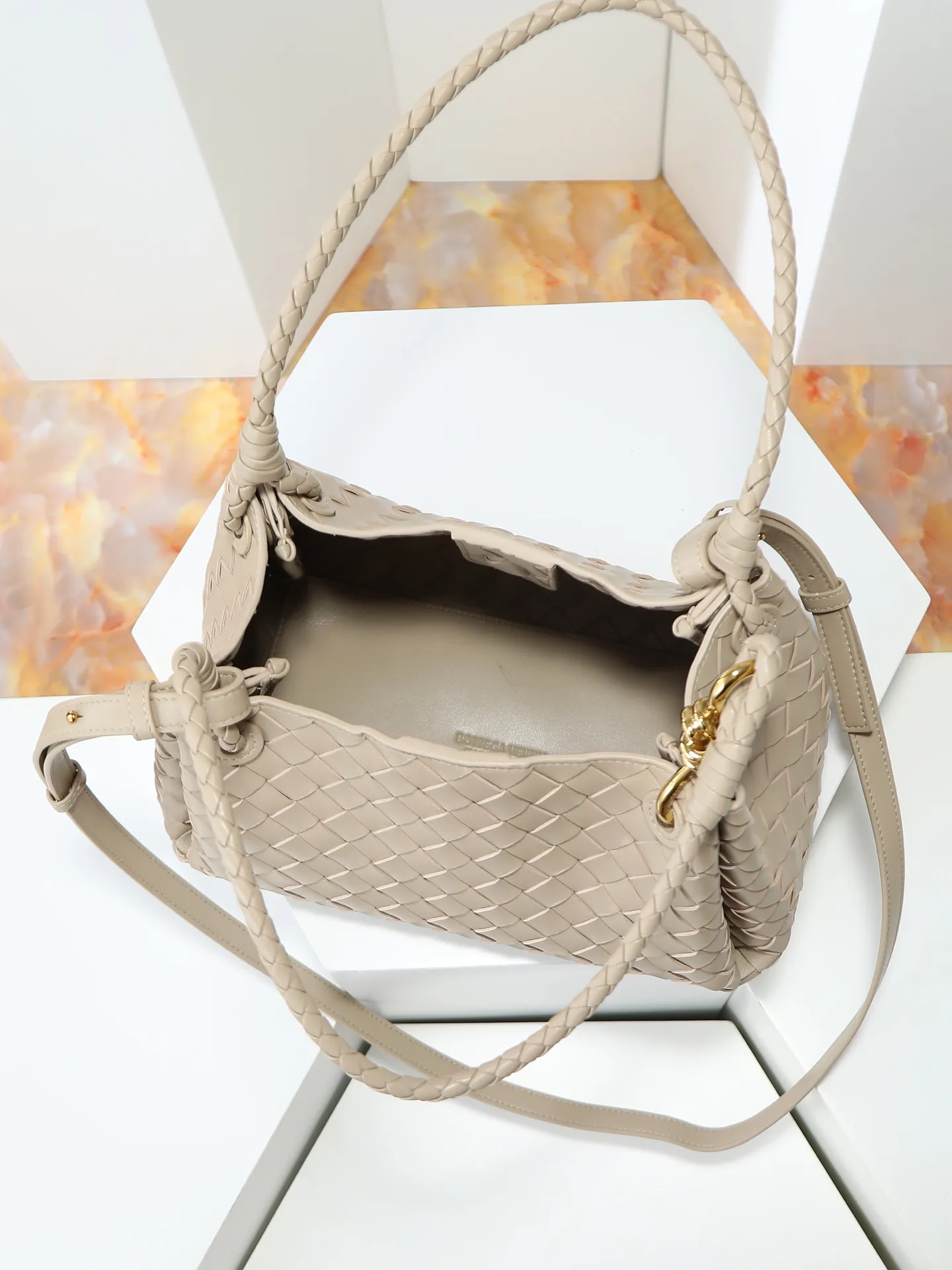 1300. BV's new intrecciato woven leather shoulder bag 🪂 835921 comes with a detachable diagonal shoulder strap and comes with a mini bag inside. The appearance retains the unique design of BV woven leather. The parachute bag is a bag that makes people fall in love before seeing the real thing. The small golden knot embellishment is full of simple and high-end sense to meet your needs in different occasions. Size: 29.5X18.5X17.5cm